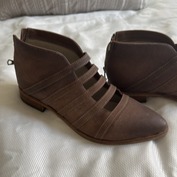 Free People ankle bootie size 8.5 color toupe - Picture 2 of 9